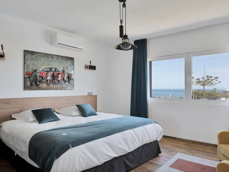 We are thrilled to present a remarkable investment opportunity: a magnificent villa converted into a boutique hotel with tourist licence, just 50 meters from the beach. This property features 16 soundproofed, en-suite rooms, all fully equipped and recentl