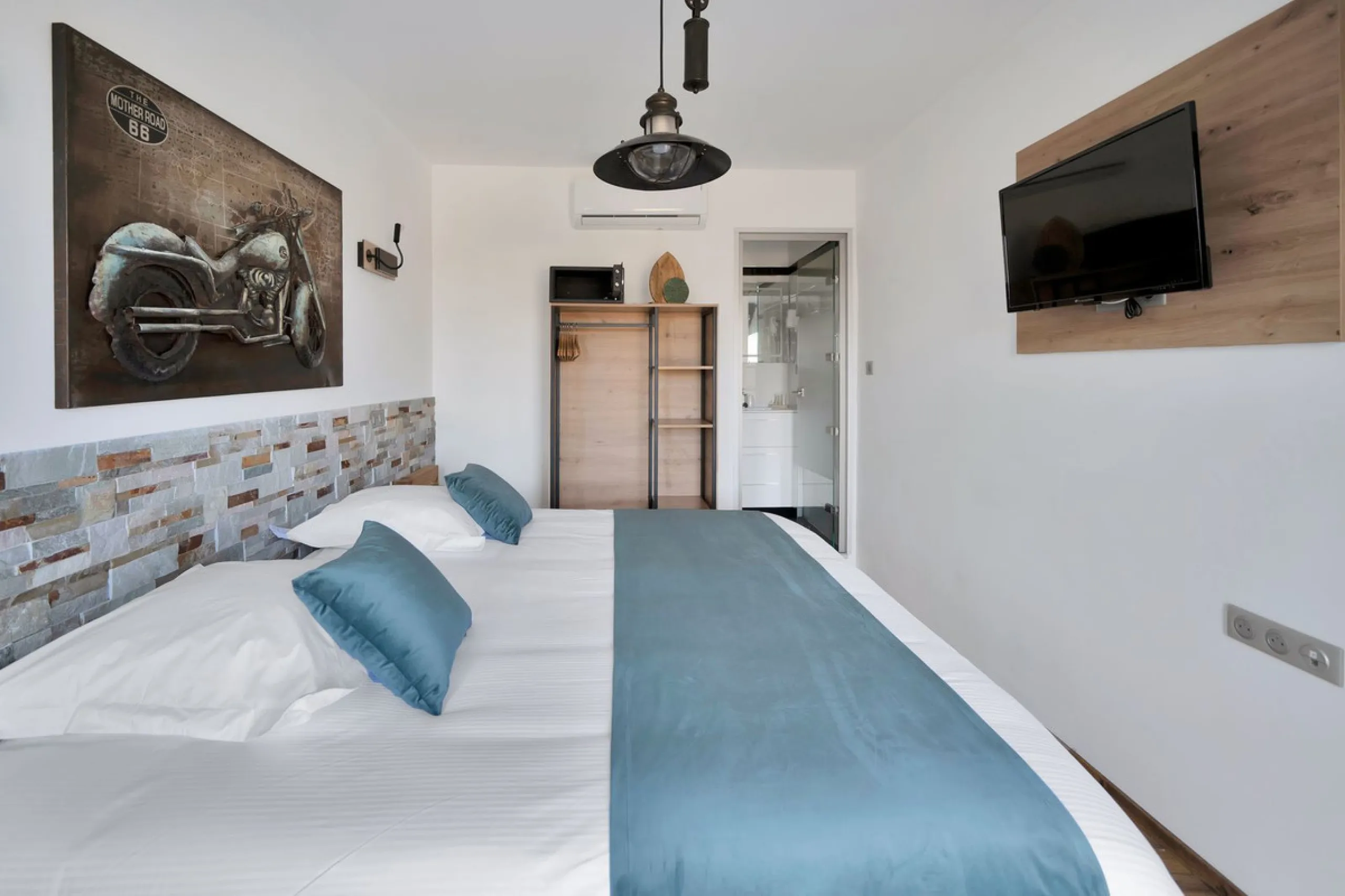 We are thrilled to present a remarkable investment opportunity: a magnificent villa converted into a boutique hotel with tourist licence, just 50 meters from the beach. This property features 16 soundproofed, en-suite rooms, all fully equipped and recentl