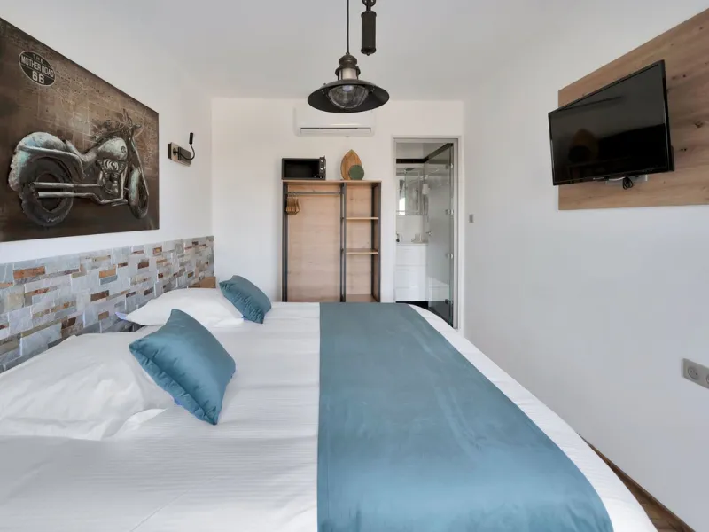 We are thrilled to present a remarkable investment opportunity: a magnificent villa converted into a boutique hotel with tourist licence, just 50 meters from the beach. This property features 16 soundproofed, en-suite rooms, all fully equipped and recentl