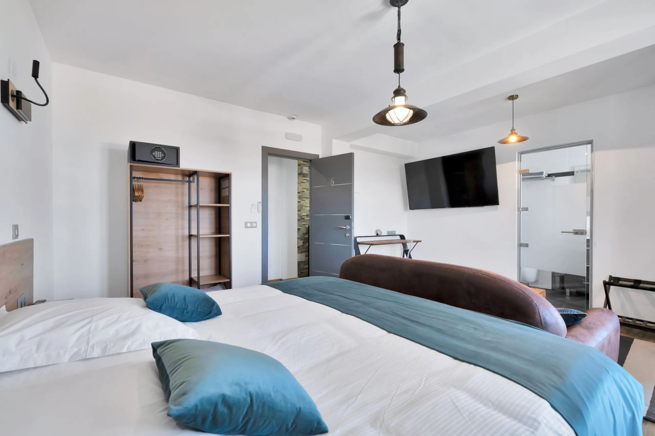We are thrilled to present a remarkable investment opportunity: a magnificent villa converted into a boutique hotel with tourist licence, just 50 meters from the beach. This property features 16 soundproofed, en-suite rooms, all fully equipped and recentl