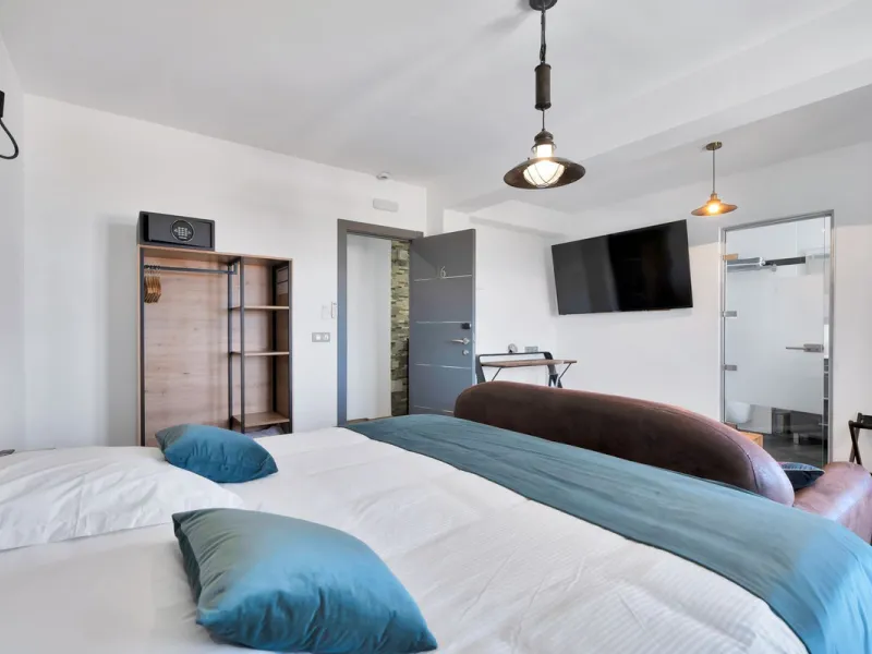 We are thrilled to present a remarkable investment opportunity: a magnificent villa converted into a boutique hotel with tourist licence, just 50 meters from the beach. This property features 16 soundproofed, en-suite rooms, all fully equipped and recentl