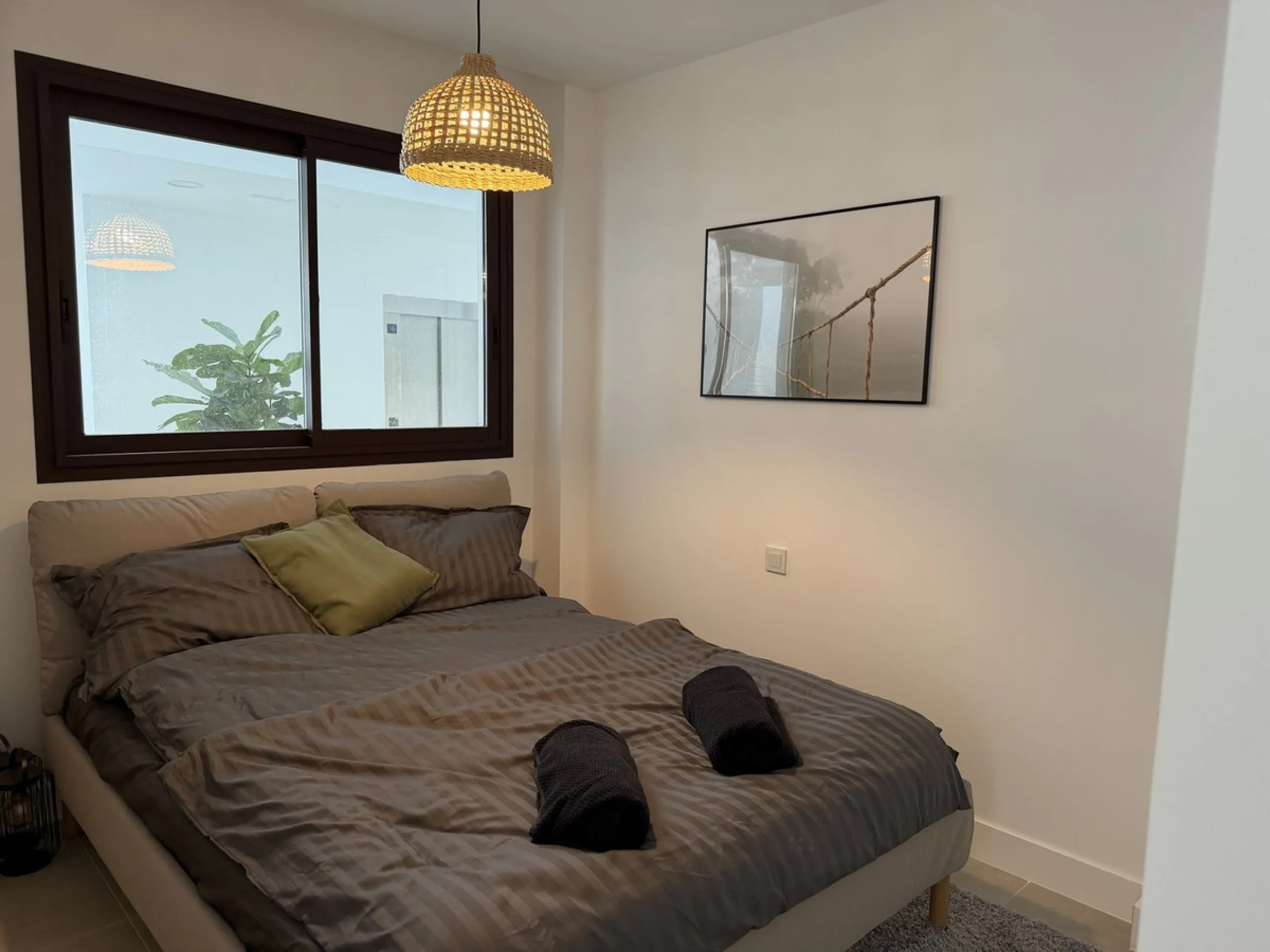 Genießen Sie das Küstenleben in dieser neu gebauten Erdgeschosswohnung mit 120 Quadratmetern im begehrten El Higuerón. Die Wohnung verfügt über zwei großzügige Schlafzimmer und zwei moderne Badezimmer, alles in Top-Qualität ausgeführt und mit ansprechendem Design
