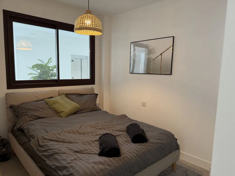 Genießen Sie das Küstenleben in dieser neu gebauten Erdgeschosswohnung mit 120 Quadratmetern im begehrten El Higuerón. Die Wohnung verfügt über zwei großzügige Schlafzimmer und zwei moderne Badezimmer, alles in Top-Qualität ausgeführt und mit ansprechendem Design