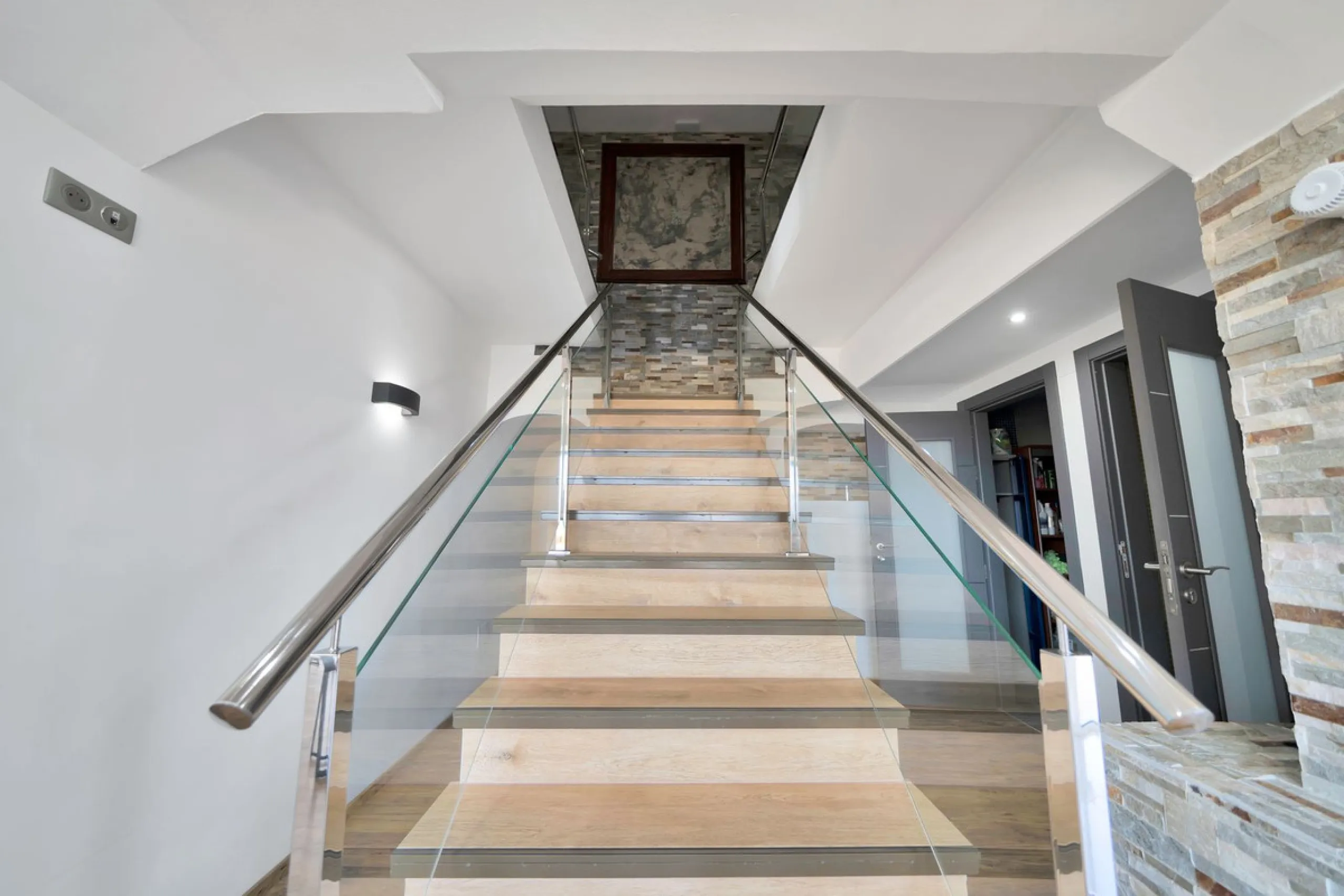 We are thrilled to present a remarkable investment opportunity: a magnificent villa converted into a boutique hotel with tourist licence, just 50 meters from the beach. This property features 16 soundproofed, en-suite rooms, all fully equipped and recentl
