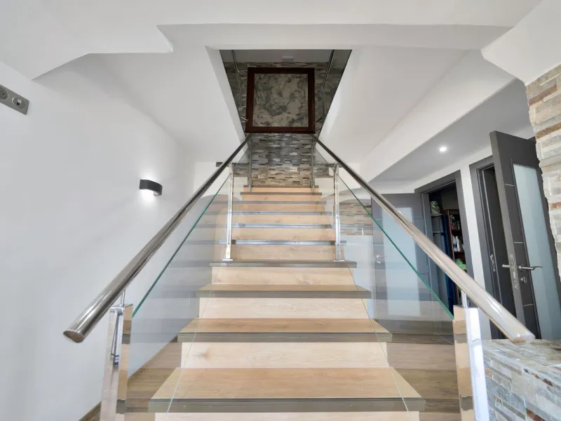 We are thrilled to present a remarkable investment opportunity: a magnificent villa converted into a boutique hotel with tourist licence, just 50 meters from the beach. This property features 16 soundproofed, en-suite rooms, all fully equipped and recentl