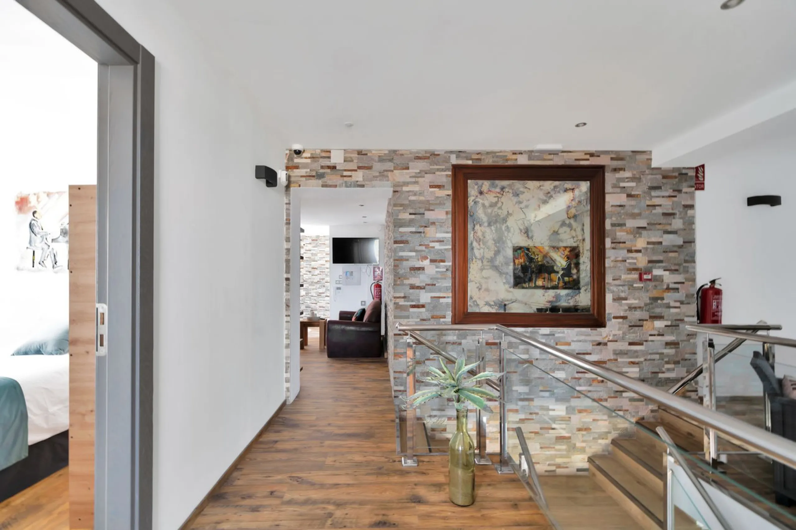 We are thrilled to present a remarkable investment opportunity: a magnificent villa converted into a boutique hotel with tourist licence, just 50 meters from the beach. This property features 16 soundproofed, en-suite rooms, all fully equipped and recentl
