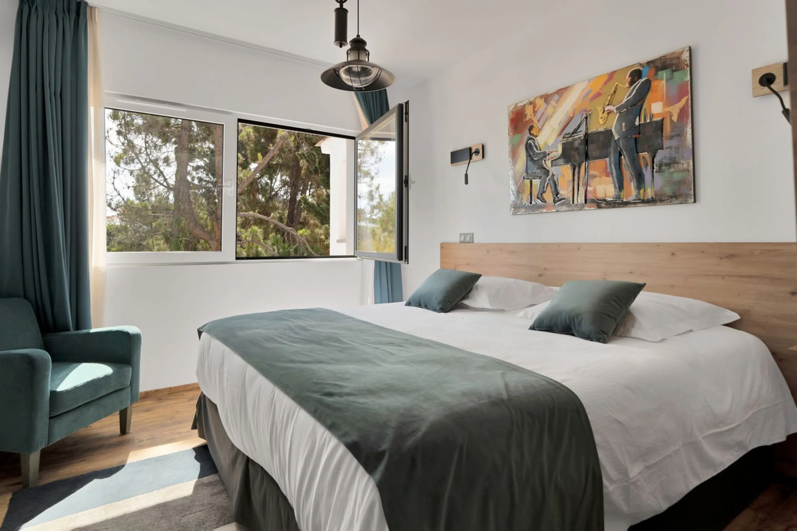 We are thrilled to present a remarkable investment opportunity: a magnificent villa converted into a boutique hotel with tourist licence, just 50 meters from the beach. This property features 16 soundproofed, en-suite rooms, all fully equipped and recentl