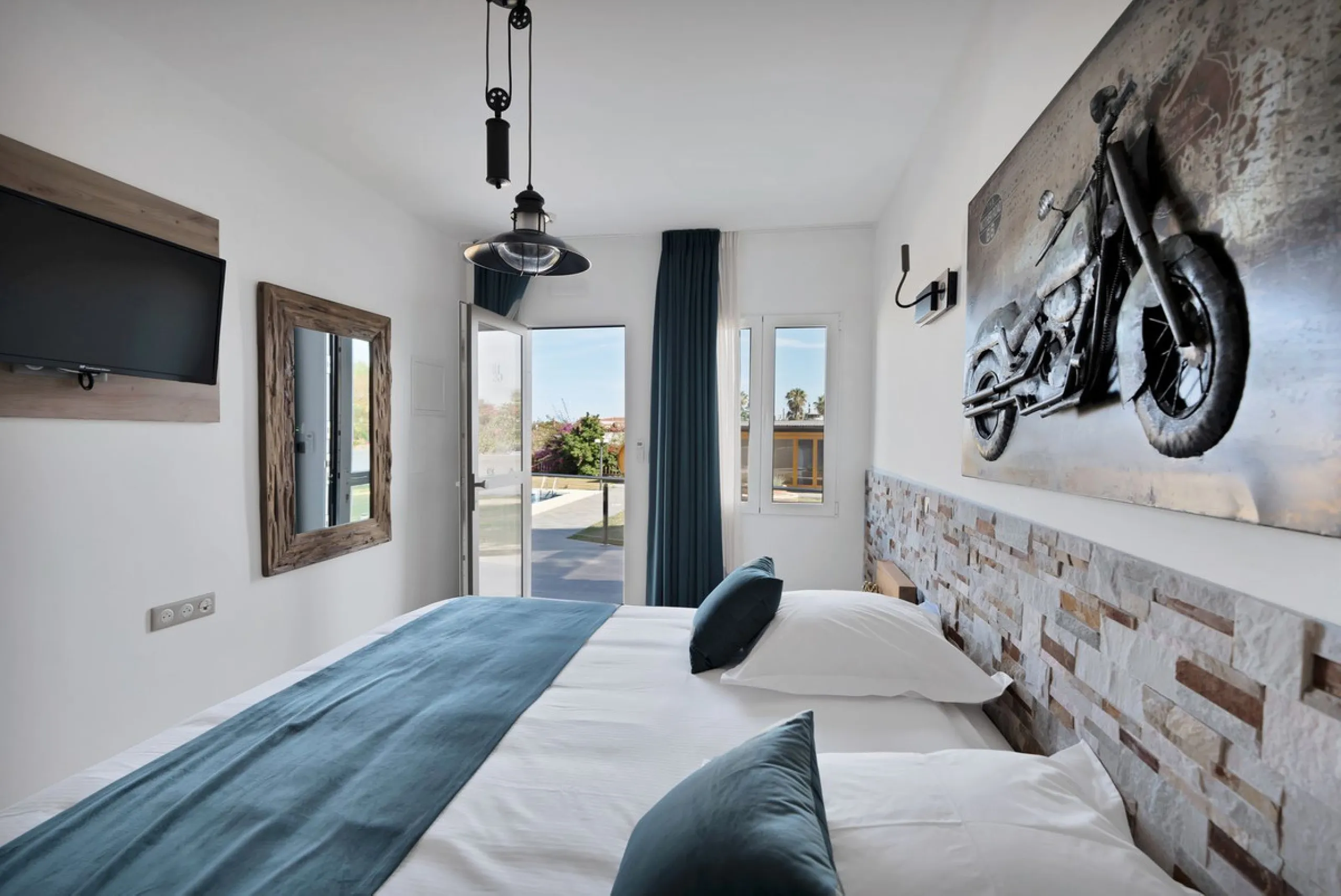We are thrilled to present a remarkable investment opportunity: a magnificent villa converted into a boutique hotel with tourist licence, just 50 meters from the beach. This property features 16 soundproofed, en-suite rooms, all fully equipped and recentl