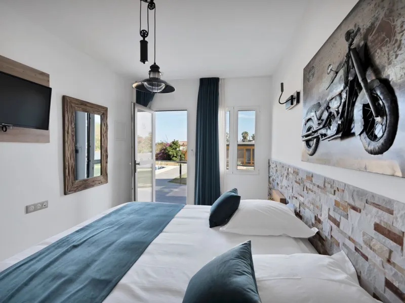 We are thrilled to present a remarkable investment opportunity: a magnificent villa converted into a boutique hotel with tourist licence, just 50 meters from the beach. This property features 16 soundproofed, en-suite rooms, all fully equipped and recentl