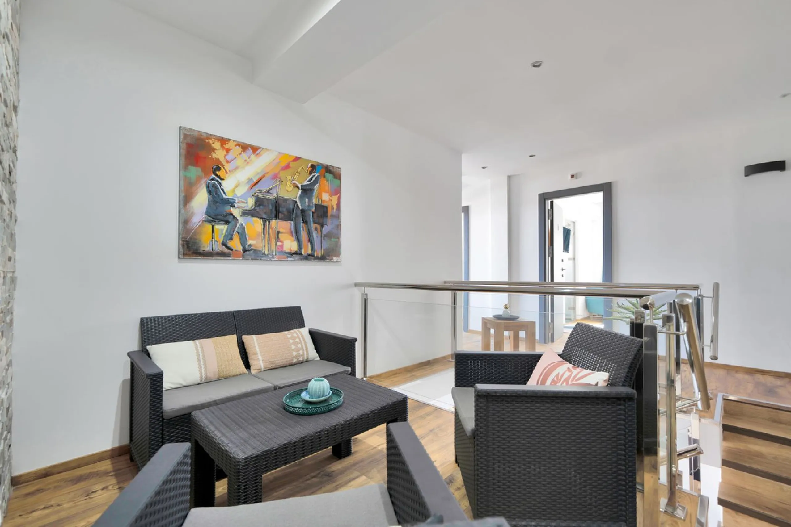 We are thrilled to present a remarkable investment opportunity: a magnificent villa converted into a boutique hotel with tourist licence, just 50 meters from the beach. This property features 16 soundproofed, en-suite rooms, all fully equipped and recentl