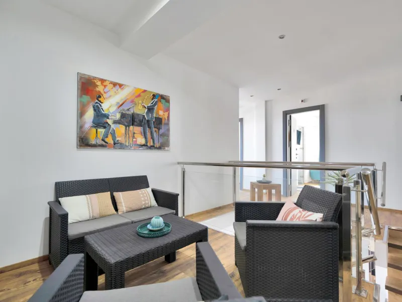 We are thrilled to present a remarkable investment opportunity: a magnificent villa converted into a boutique hotel with tourist licence, just 50 meters from the beach. This property features 16 soundproofed, en-suite rooms, all fully equipped and recentl