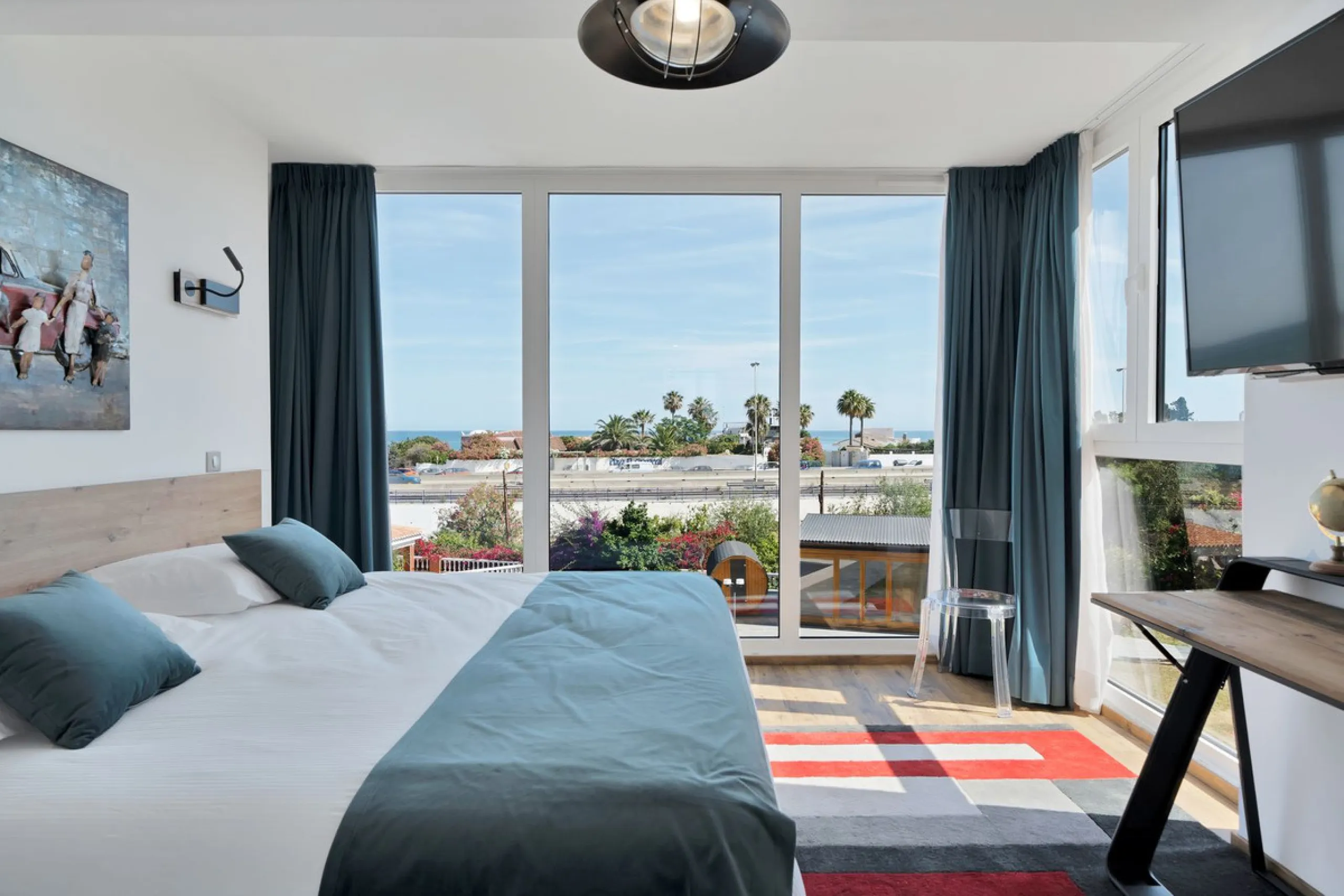 We are thrilled to present a remarkable investment opportunity: a magnificent villa converted into a boutique hotel with tourist licence, just 50 meters from the beach. This property features 16 soundproofed, en-suite rooms, all fully equipped and recentl