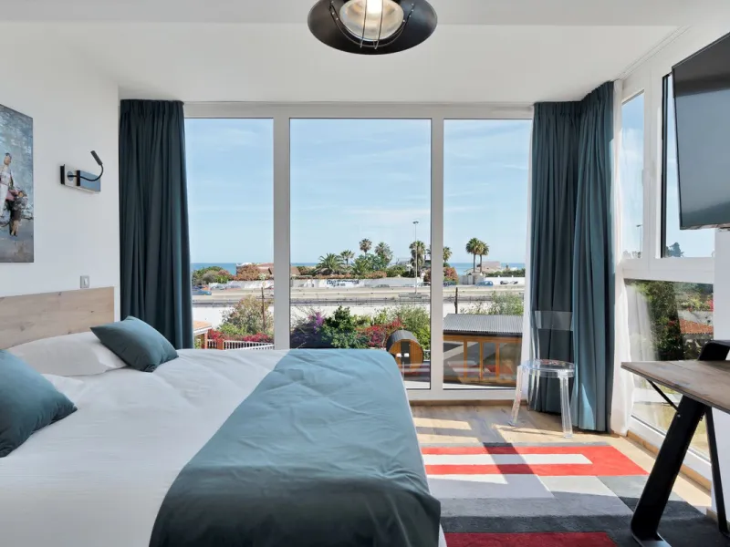 We are thrilled to present a remarkable investment opportunity: a magnificent villa converted into a boutique hotel with tourist licence, just 50 meters from the beach. This property features 16 soundproofed, en-suite rooms, all fully equipped and recentl