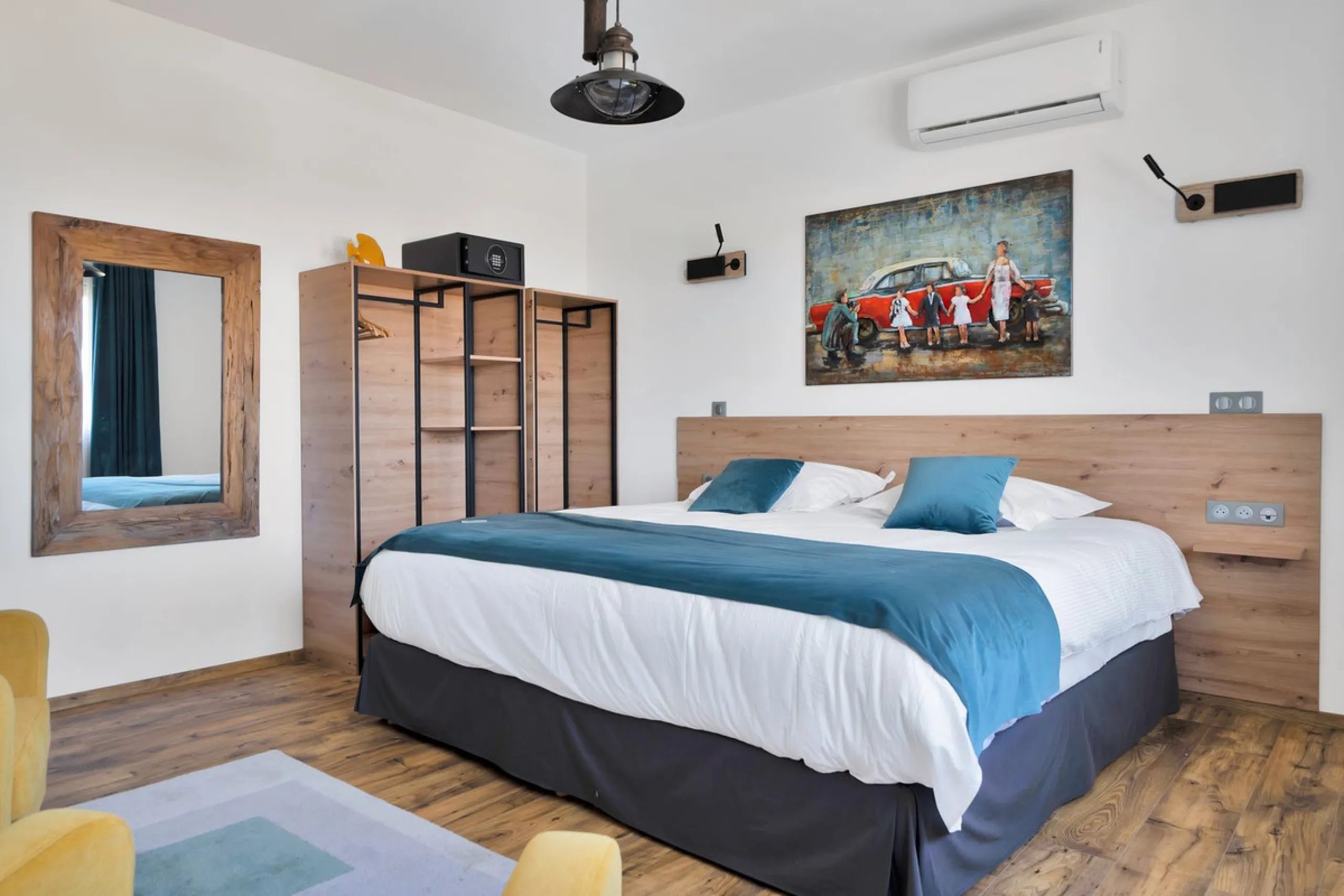 We are thrilled to present a remarkable investment opportunity: a magnificent villa converted into a boutique hotel with tourist licence, just 50 meters from the beach. This property features 16 soundproofed, en-suite rooms, all fully equipped and recentl