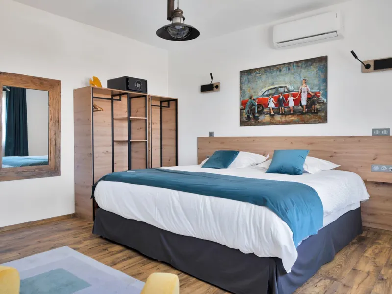 We are thrilled to present a remarkable investment opportunity: a magnificent villa converted into a boutique hotel with tourist licence, just 50 meters from the beach. This property features 16 soundproofed, en-suite rooms, all fully equipped and recentl