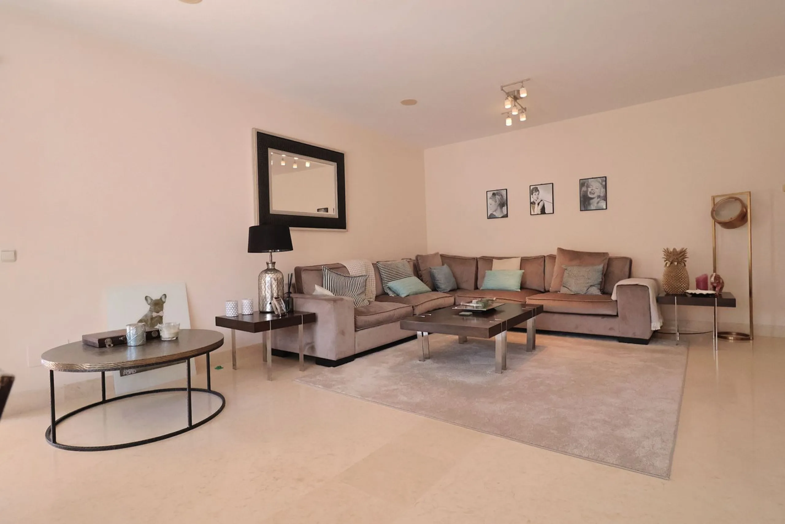 Apartment - Middle Floor Apartment в продаже в Benahavís, Málaga. В доме 2 спален и 2 ванных комнат. Площадь дома 112 м²