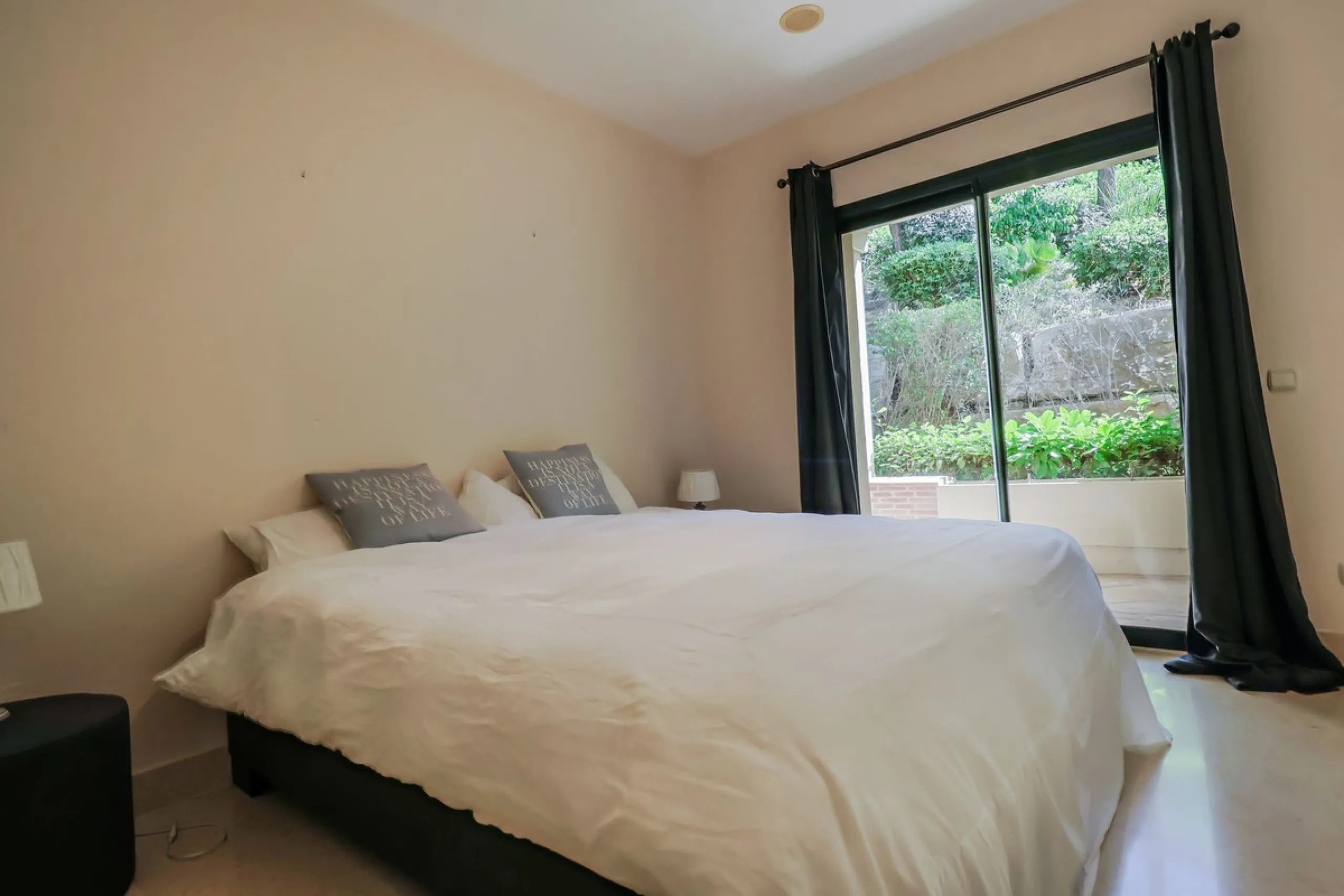 Apartment - Middle Floor Apartment в продаже в Benahavís, Málaga. В доме 2 спален и 2 ванных комнат. Площадь дома 112 м²