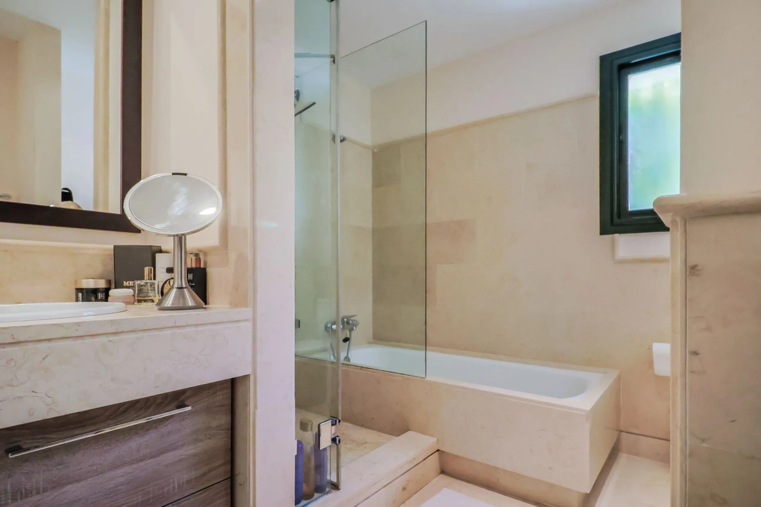 Apartment - Middle Floor Apartment в продаже в Benahavís, Málaga. В доме 2 спален и 2 ванных комнат. Площадь дома 112 м²