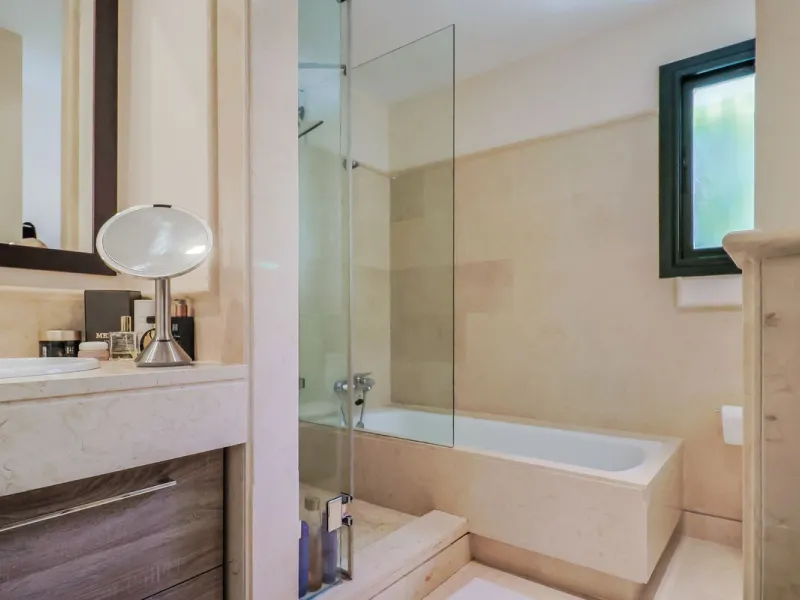 Apartment - Middle Floor Apartment в продаже в Benahavís, Málaga. В доме 2 спален и 2 ванных комнат. Площадь дома 112 м²