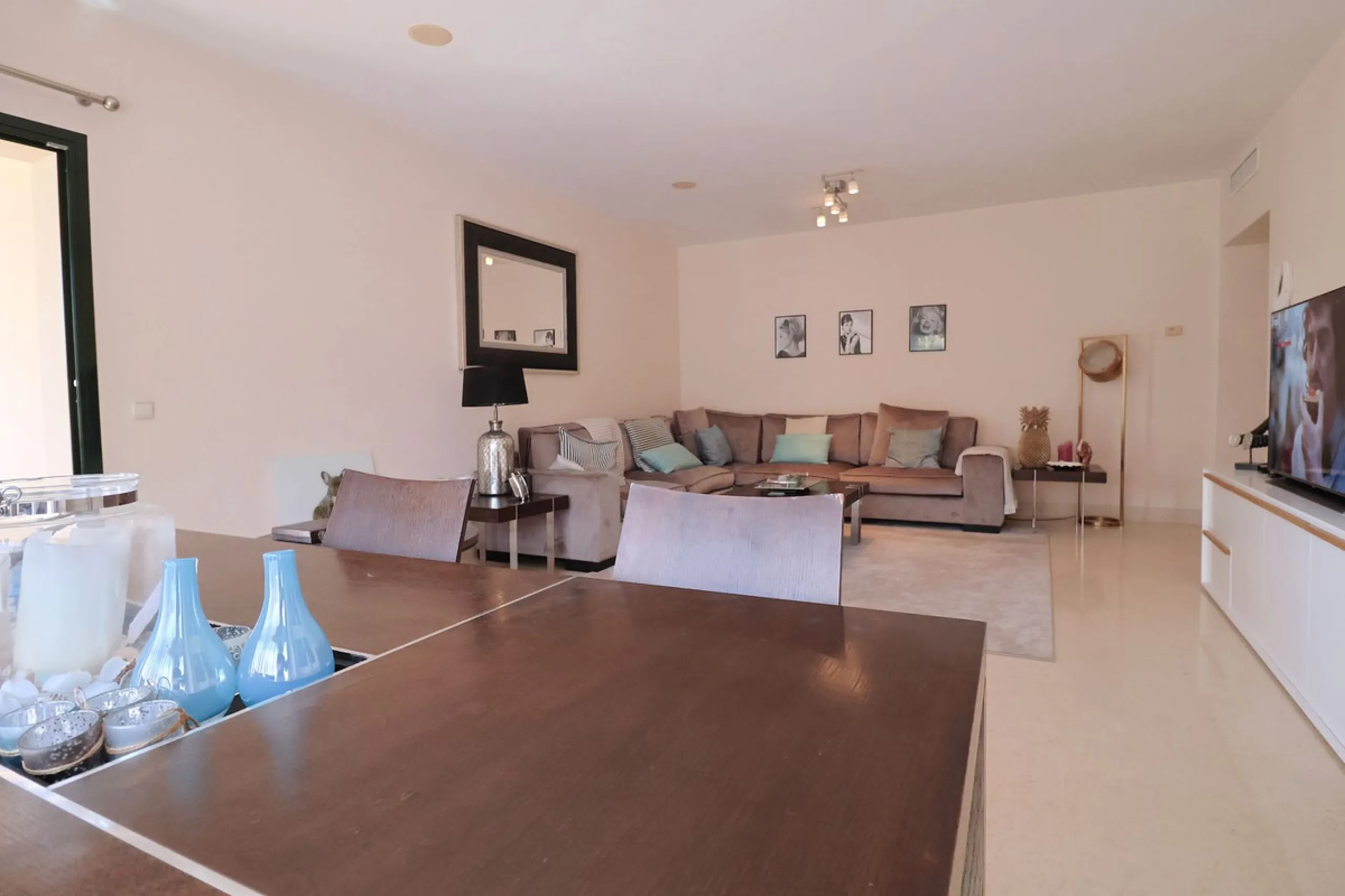 Apartment - Middle Floor Apartment в продаже в Benahavís, Málaga. В доме 2 спален и 2 ванных комнат. Площадь дома 112 м²