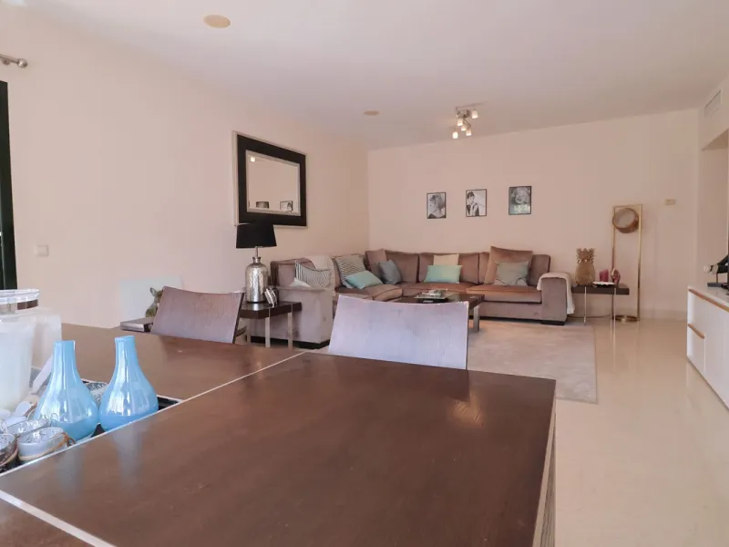 Apartment - Middle Floor Apartment в продаже в Benahavís, Málaga. В доме 2 спален и 2 ванных комнат. Площадь дома 112 м²