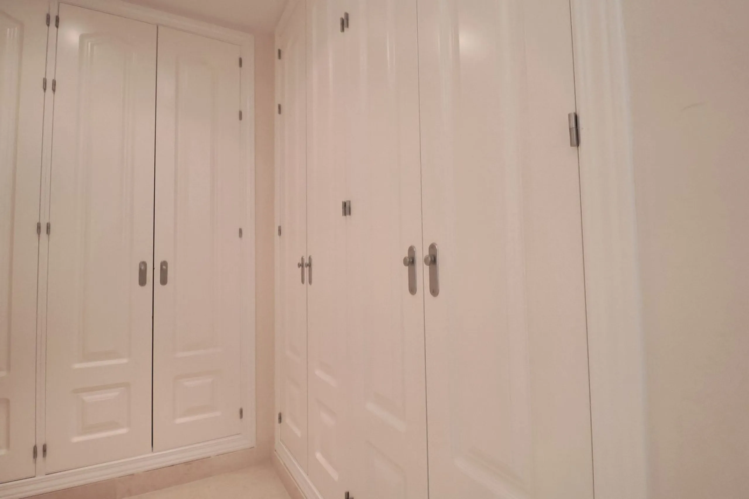 Apartment - Middle Floor Apartment в продаже в Benahavís, Málaga. В доме 2 спален и 2 ванных комнат. Площадь дома 112 м²