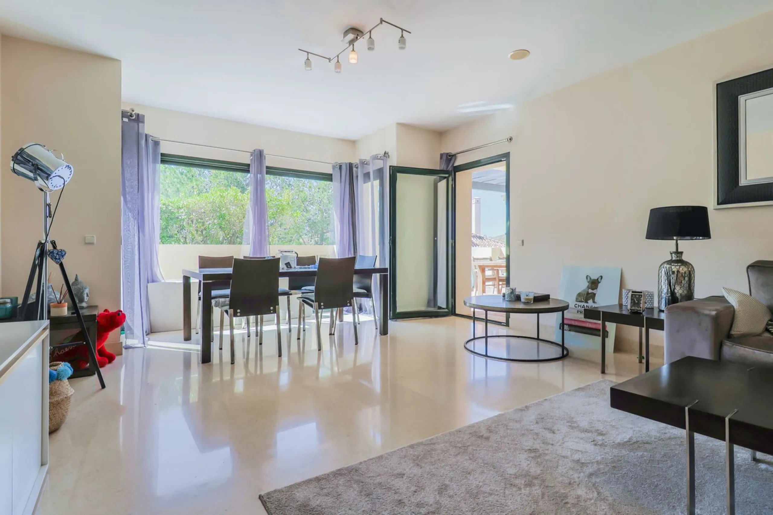 Apartment - Middle Floor Apartment в продаже в Benahavís, Málaga. В доме 2 спален и 2 ванных комнат. Площадь дома 112 м²