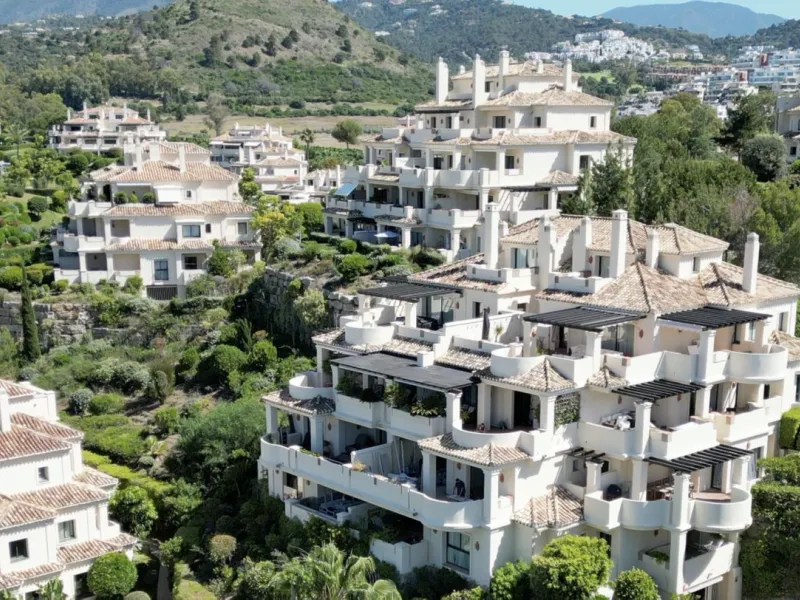 Apartment - Middle Floor Apartment в продаже в Benahavís, Málaga. В доме 2 спален и 2 ванных комнат. Площадь дома 112 м²