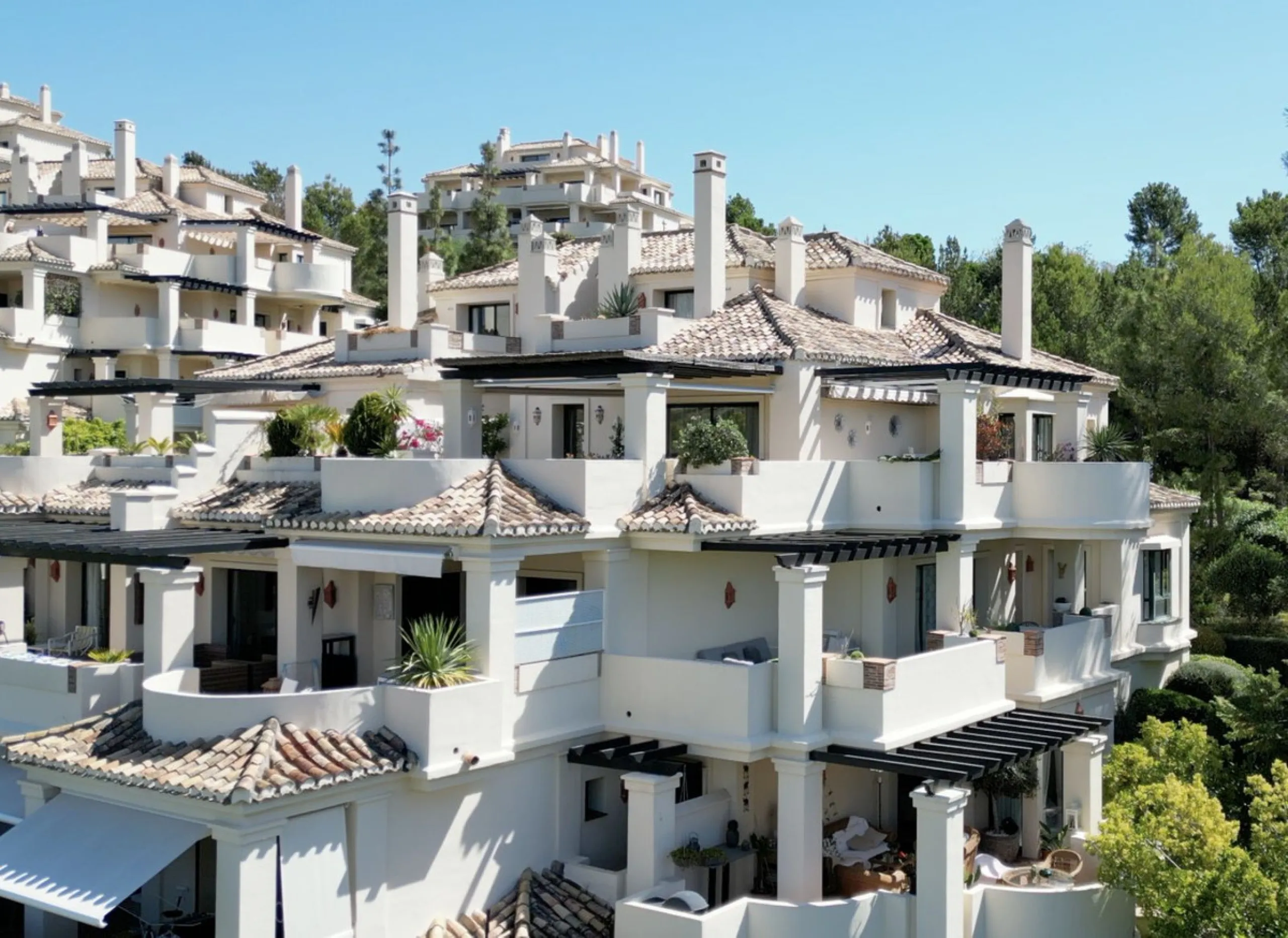 Apartment - Middle Floor Apartment в продаже в Benahavís, Málaga. В доме 2 спален и 2 ванных комнат. Площадь дома 112 м²