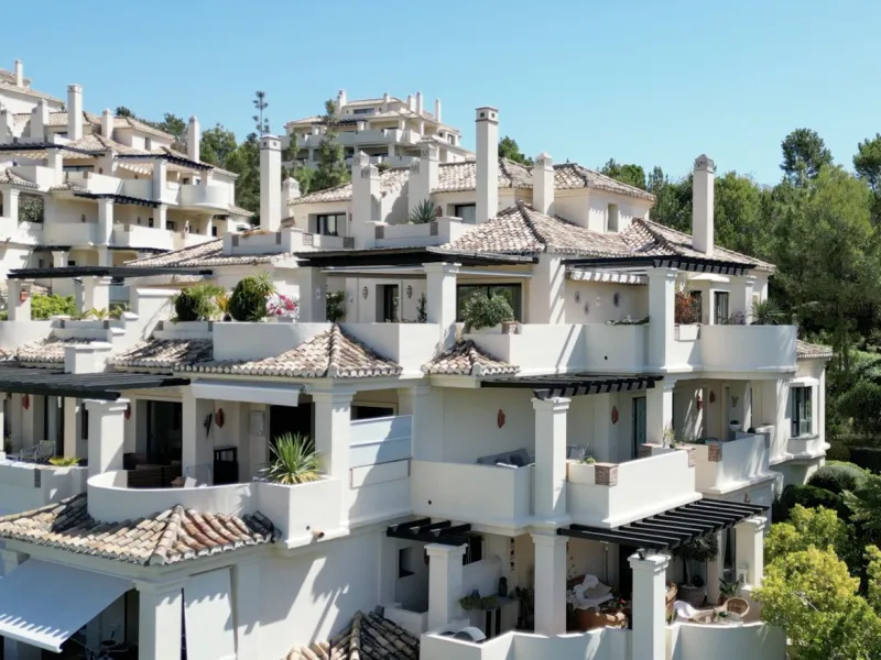 Apartment - Middle Floor Apartment в продаже в Benahavís, Málaga. В доме 2 спален и 2 ванных комнат. Площадь дома 112 м²