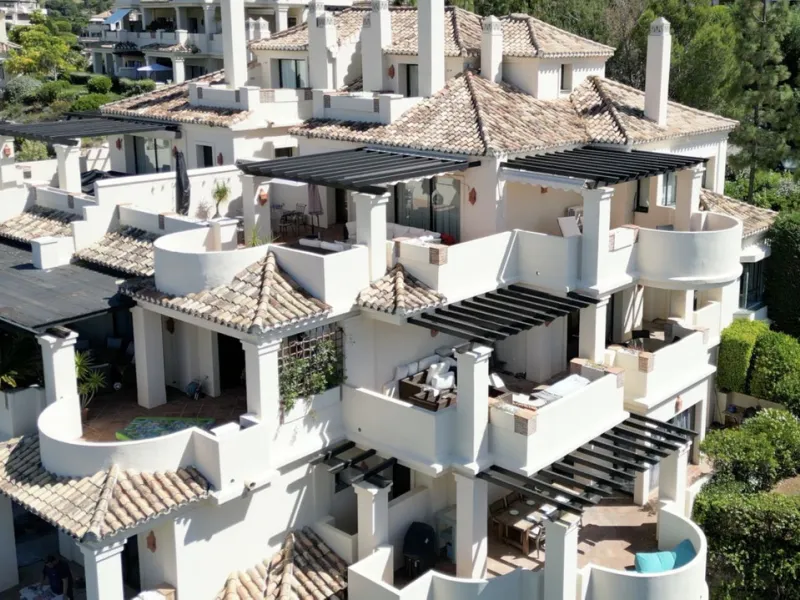 Apartment - Middle Floor Apartment в продаже в Benahavís, Málaga. В доме 2 спален и 2 ванных комнат. Площадь дома 112 м²
