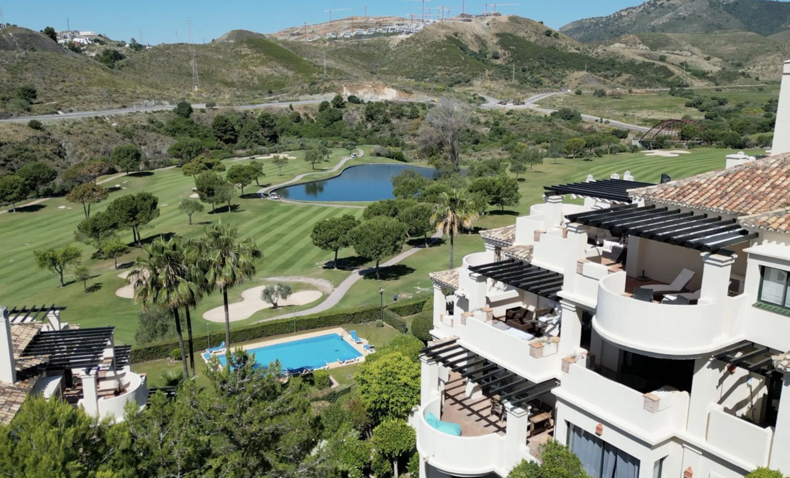 Apartment - Middle Floor Apartment в продаже в Benahavís, Málaga. В доме 2 спален и 2 ванных комнат. Площадь дома 112 м²