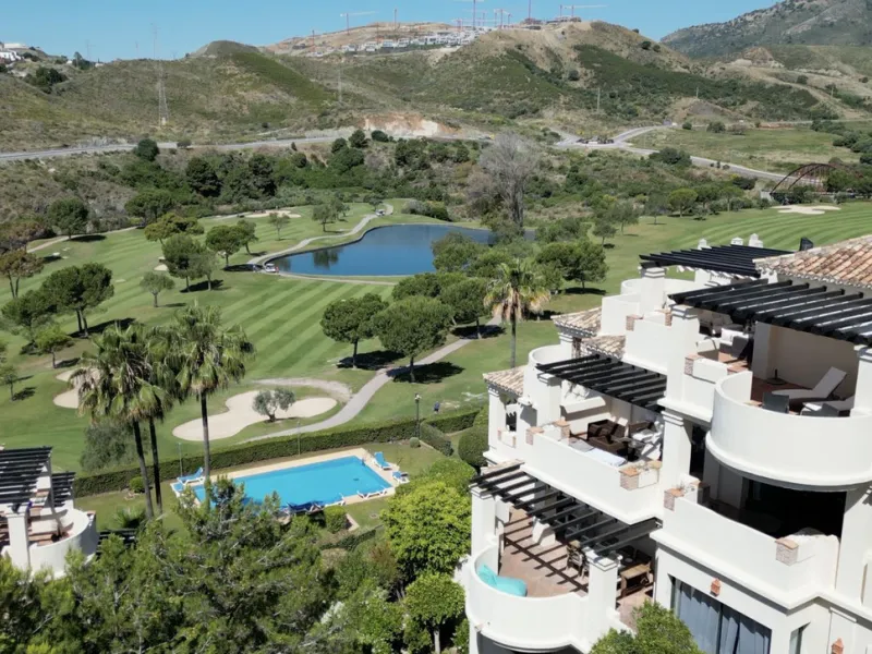 Apartment - Middle Floor Apartment в продаже в Benahavís, Málaga. В доме 2 спален и 2 ванных комнат. Площадь дома 112 м²