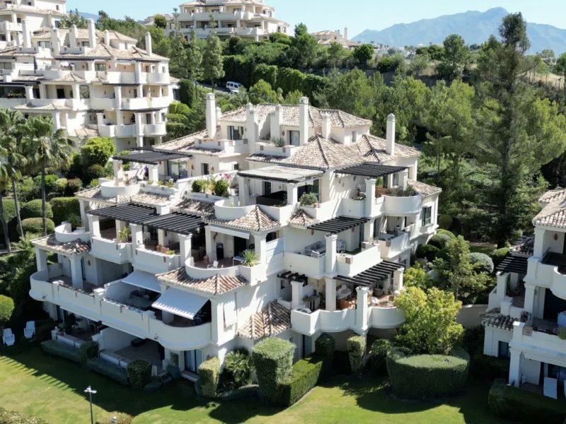 Apartment - Middle Floor Apartment в продаже в Benahavís, Málaga. В доме 2 спален и 2 ванных комнат. Площадь дома 112 м²