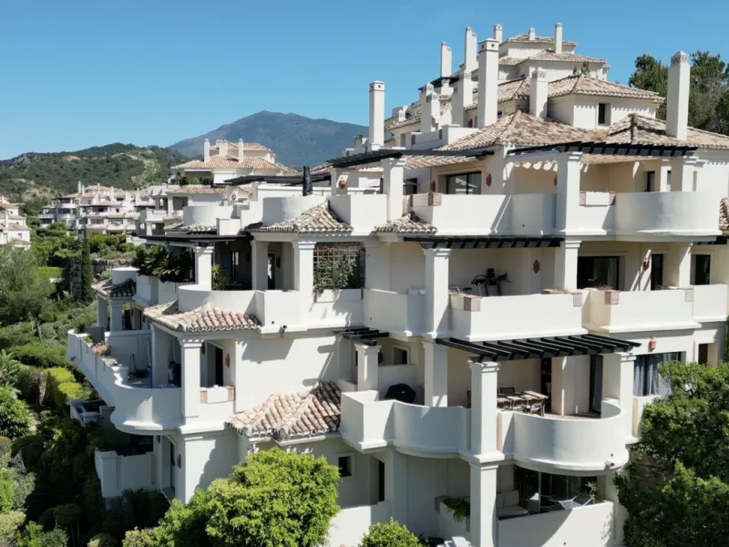 Apartment - Middle Floor Apartment в продаже в Benahavís, Málaga. В доме 2 спален и 2 ванных комнат. Площадь дома 112 м²