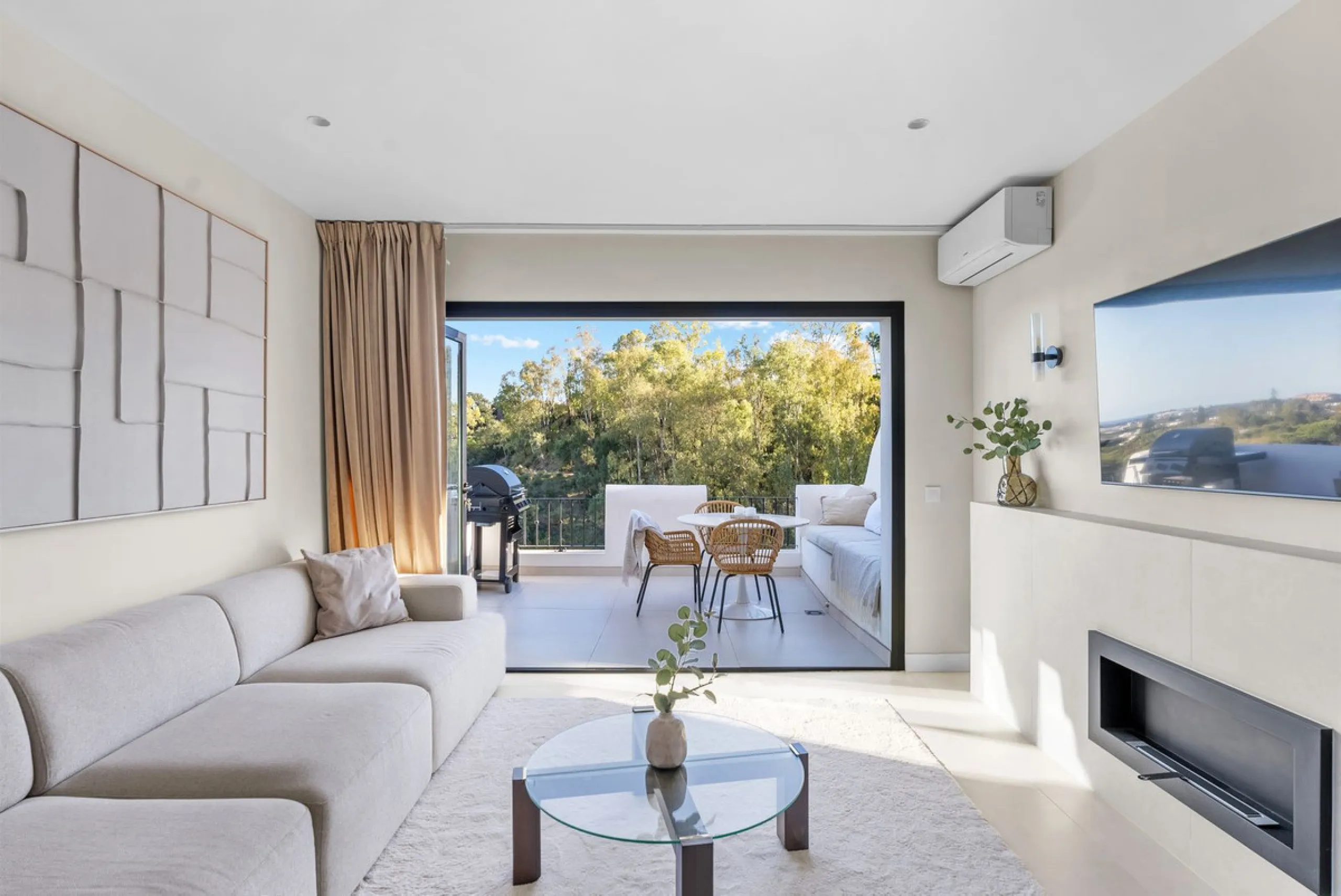 Welcome to this exquisite sea view apartment for sale in Puerto de los Almendros, Benahavís.
