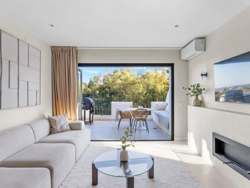 Welcome to this exquisite sea view apartment for sale in Puerto de los Almendros, Benahavís.