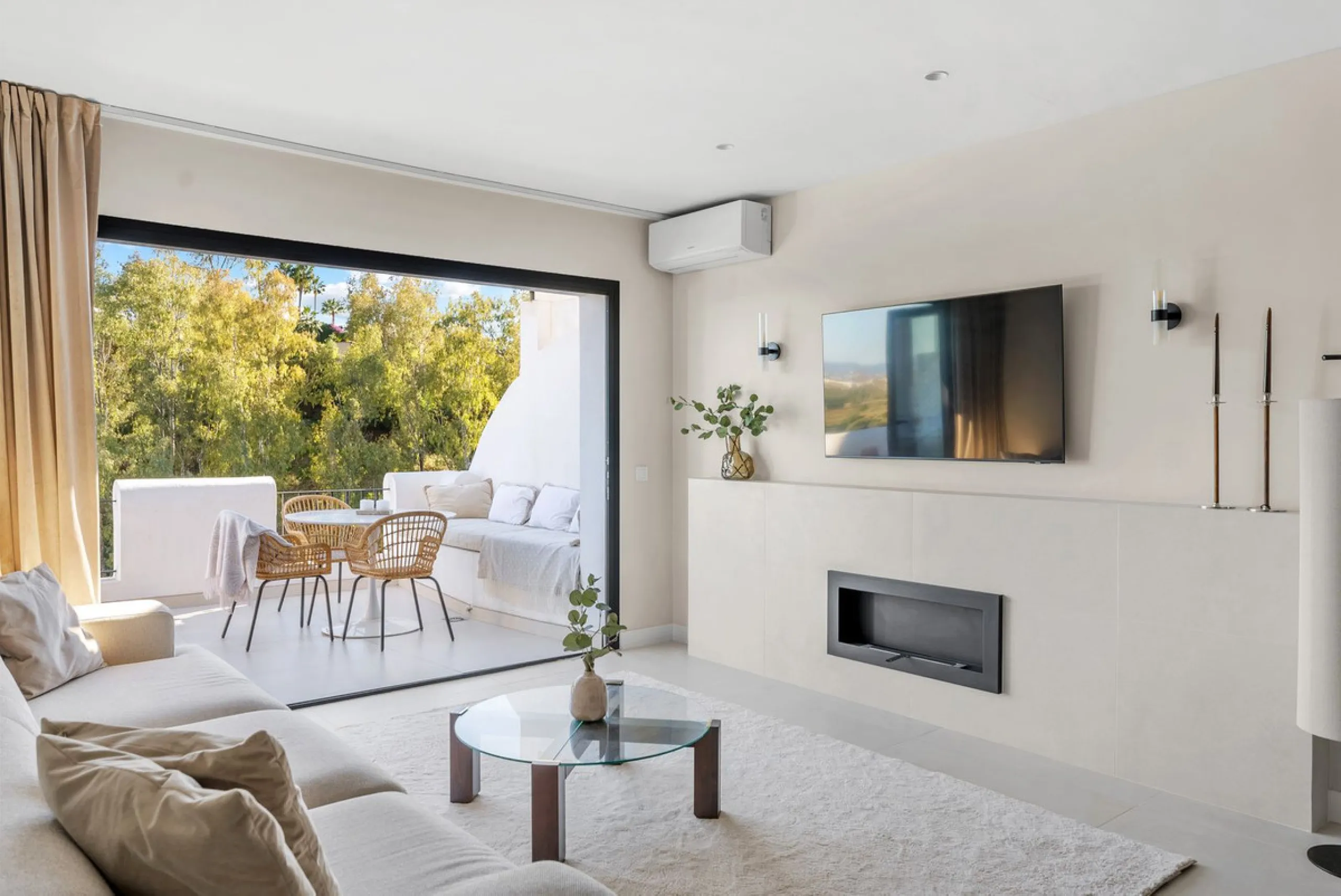 Welcome to this exquisite sea view apartment for sale in Puerto de los Almendros, Benahavís.
