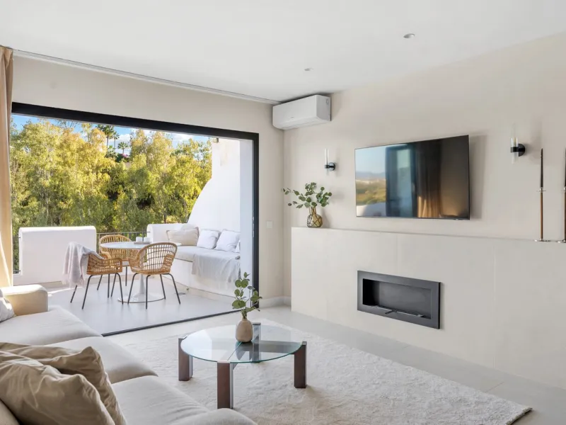 Welcome to this exquisite sea view apartment for sale in Puerto de los Almendros, Benahavís.