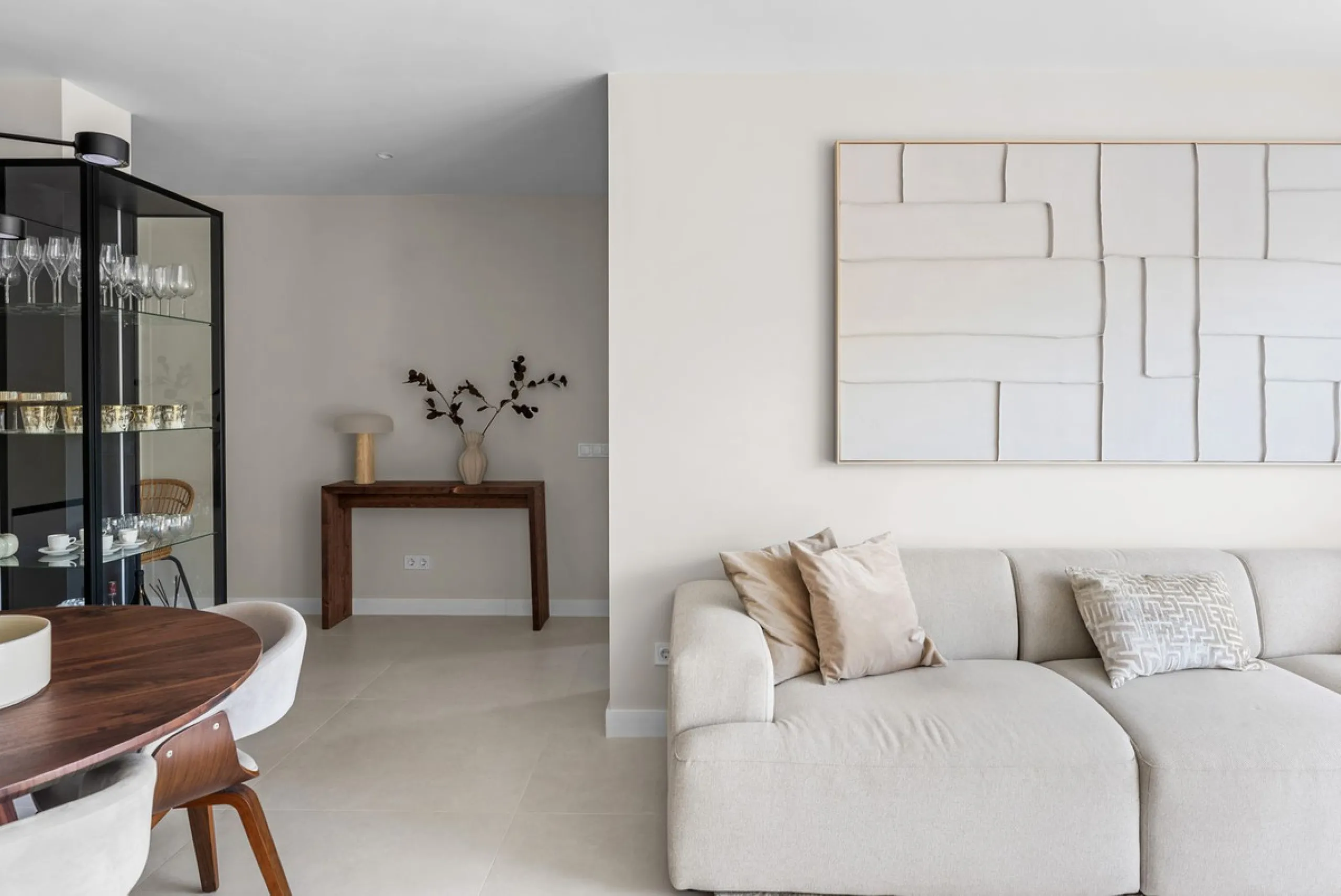 Welcome to this exquisite sea view apartment for sale in Puerto de los Almendros, Benahavís.