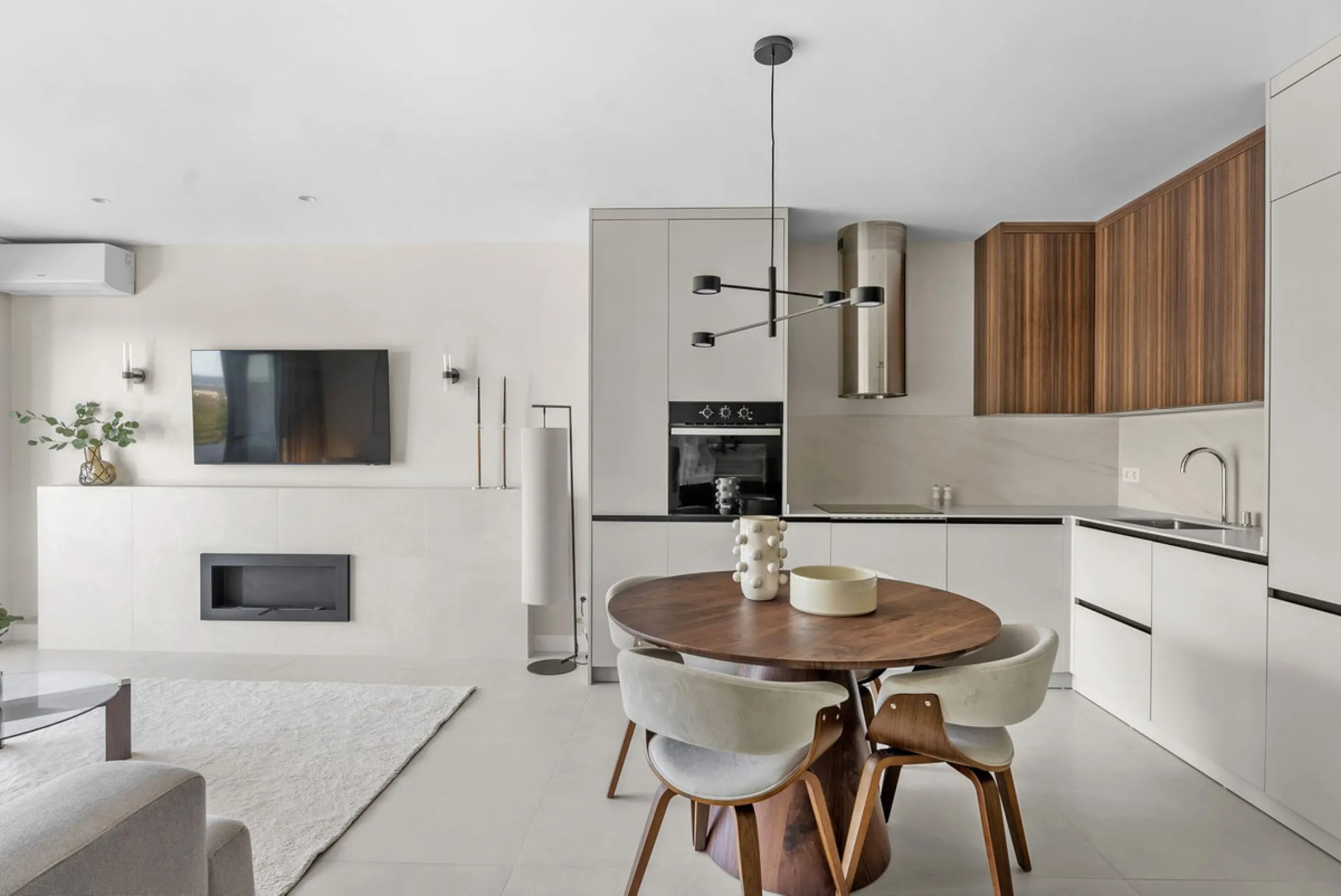 Welcome to this exquisite sea view apartment for sale in Puerto de los Almendros, Benahavís.