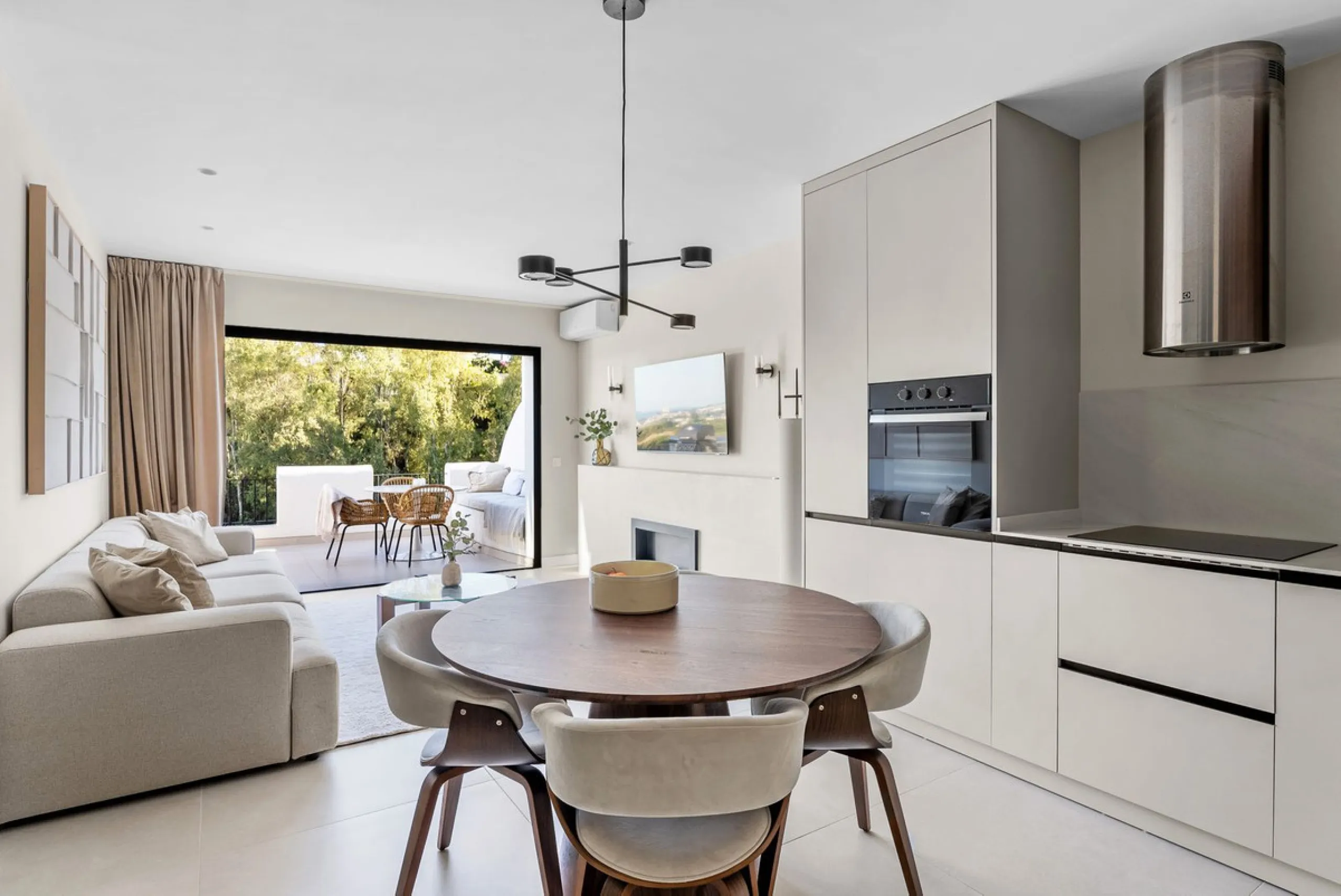 Welcome to this exquisite sea view apartment for sale in Puerto de los Almendros, Benahavís.