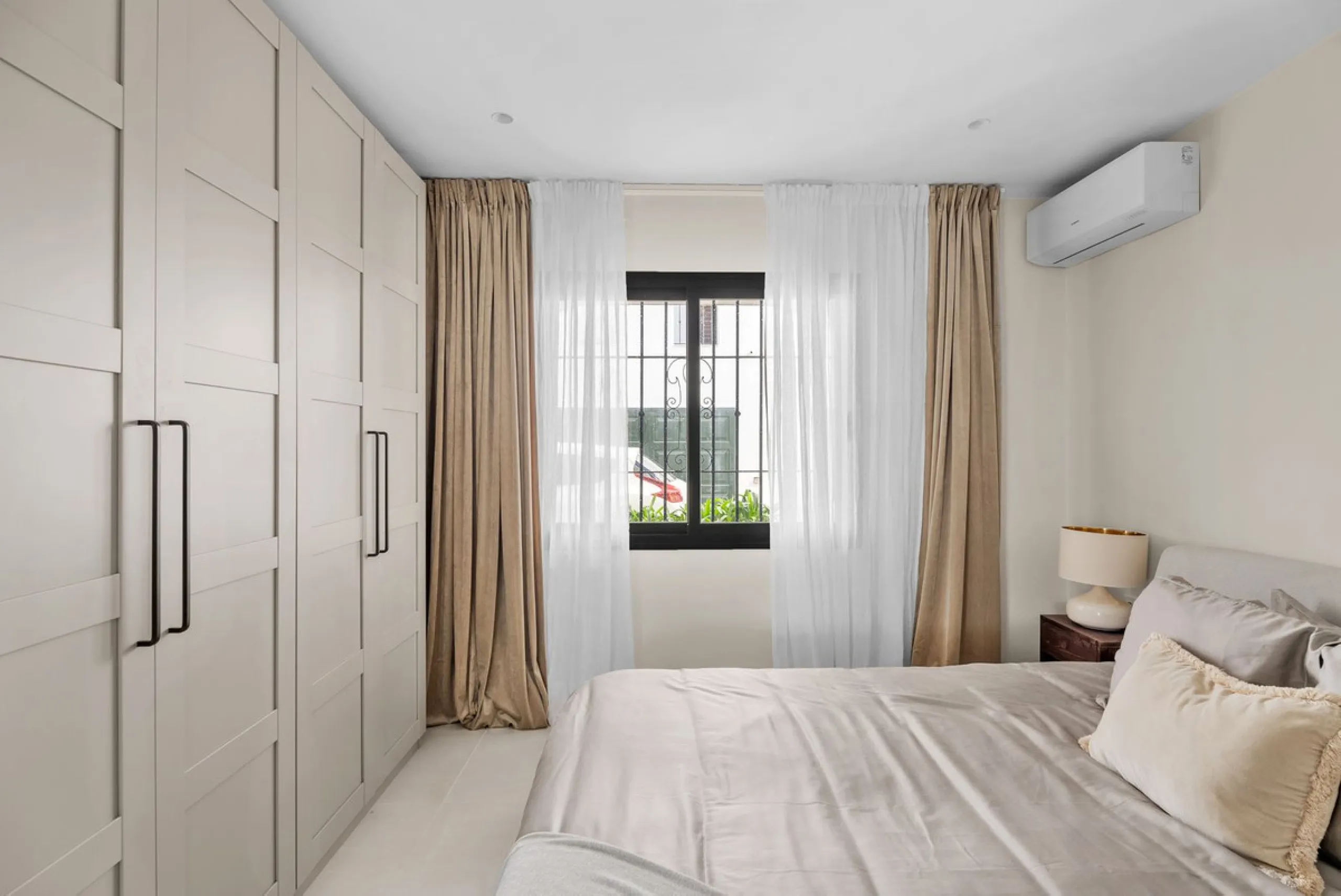 Welcome to this exquisite sea view apartment for sale in Puerto de los Almendros, Benahavís.