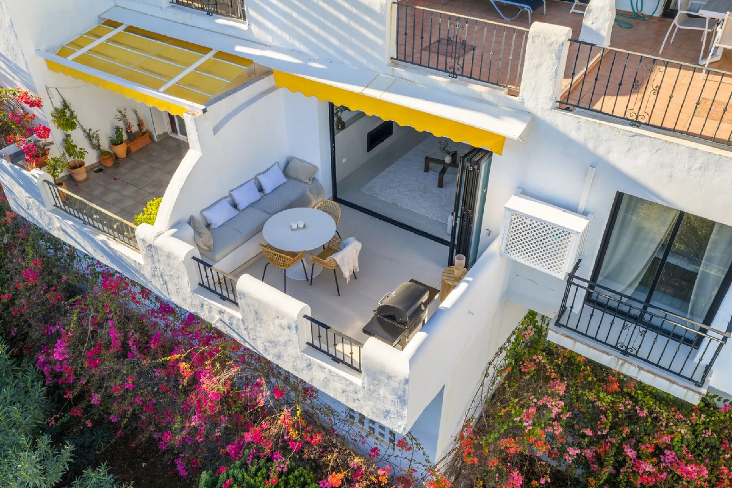Welcome to this exquisite sea view apartment for sale in Puerto de los Almendros, Benahavís.