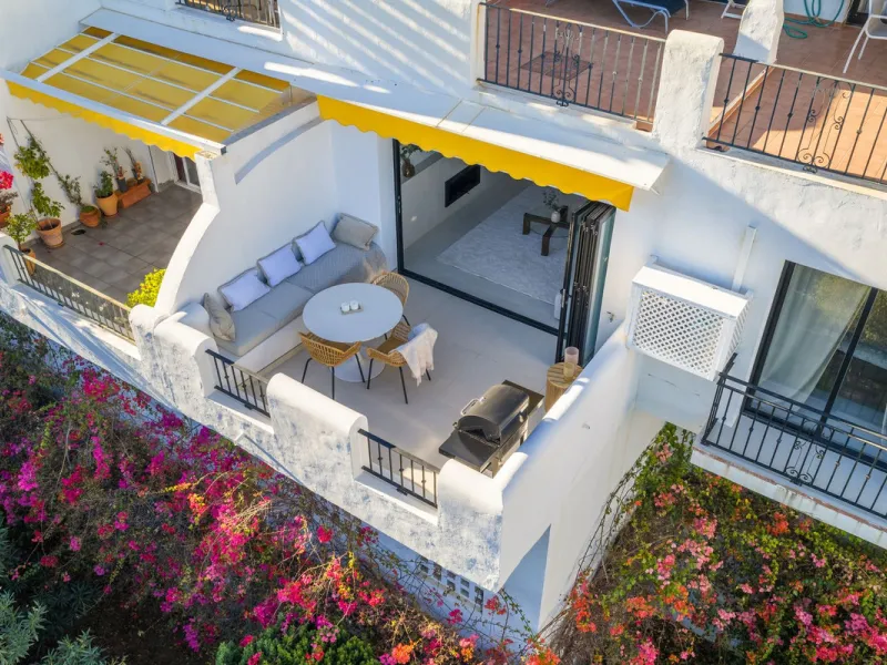 Welcome to this exquisite sea view apartment for sale in Puerto de los Almendros, Benahavís.