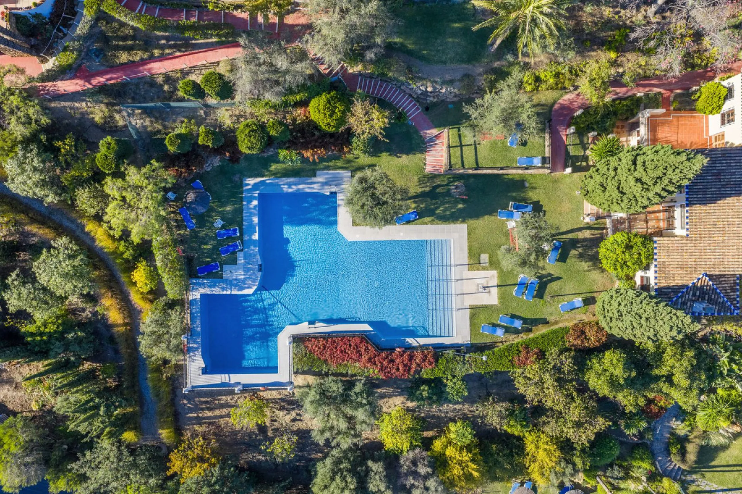 Welcome to this exquisite sea view apartment for sale in Puerto de los Almendros, Benahavís.