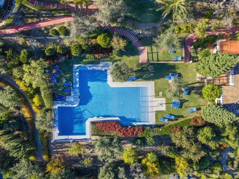 Welcome to this exquisite sea view apartment for sale in Puerto de los Almendros, Benahavís.