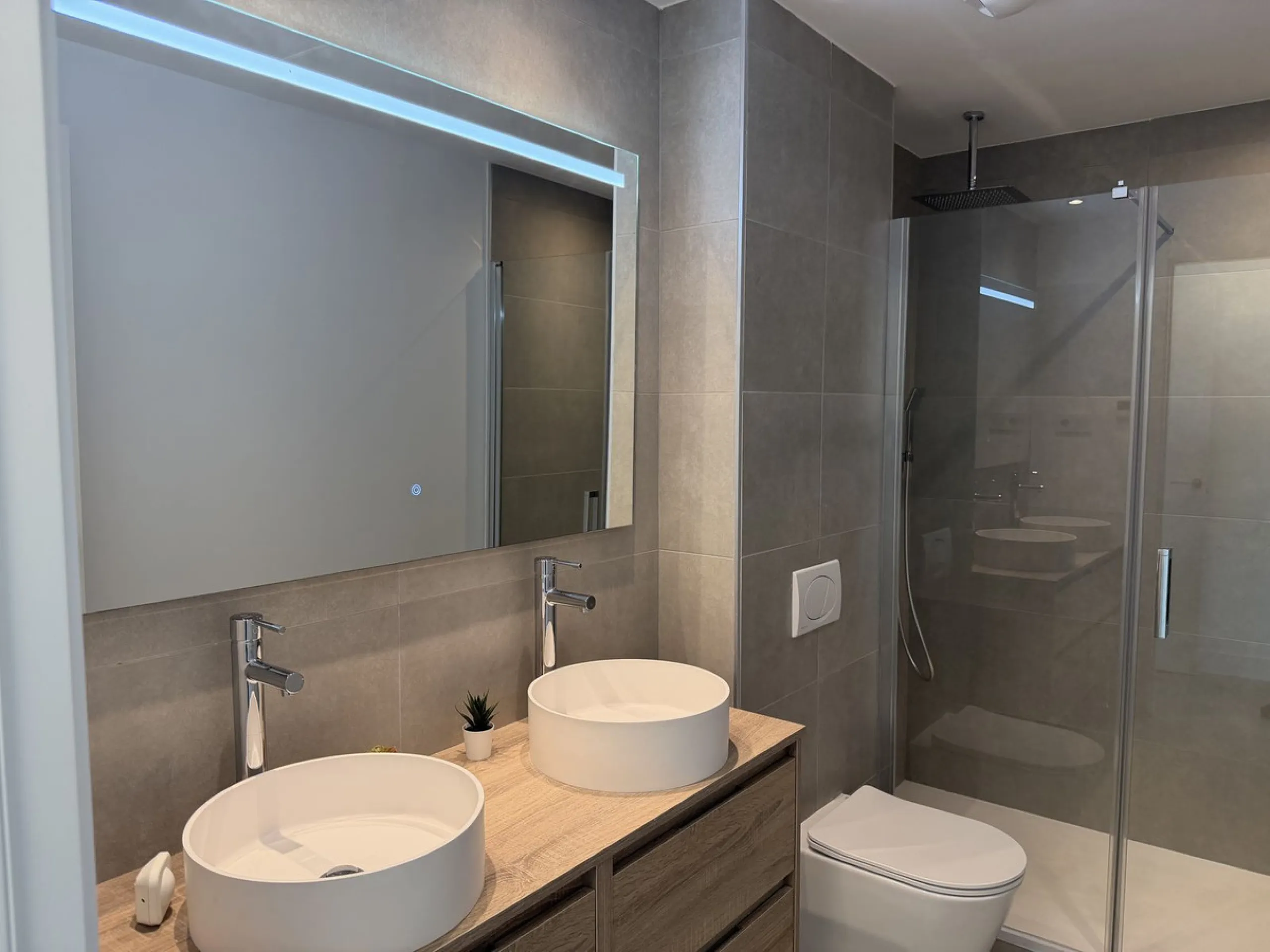 Genießen Sie das Küstenleben in dieser neu gebauten Erdgeschosswohnung mit 120 Quadratmetern im begehrten El Higuerón. Die Wohnung verfügt über zwei großzügige Schlafzimmer und zwei moderne Badezimmer, alles in Top-Qualität ausgeführt und mit ansprechendem Design