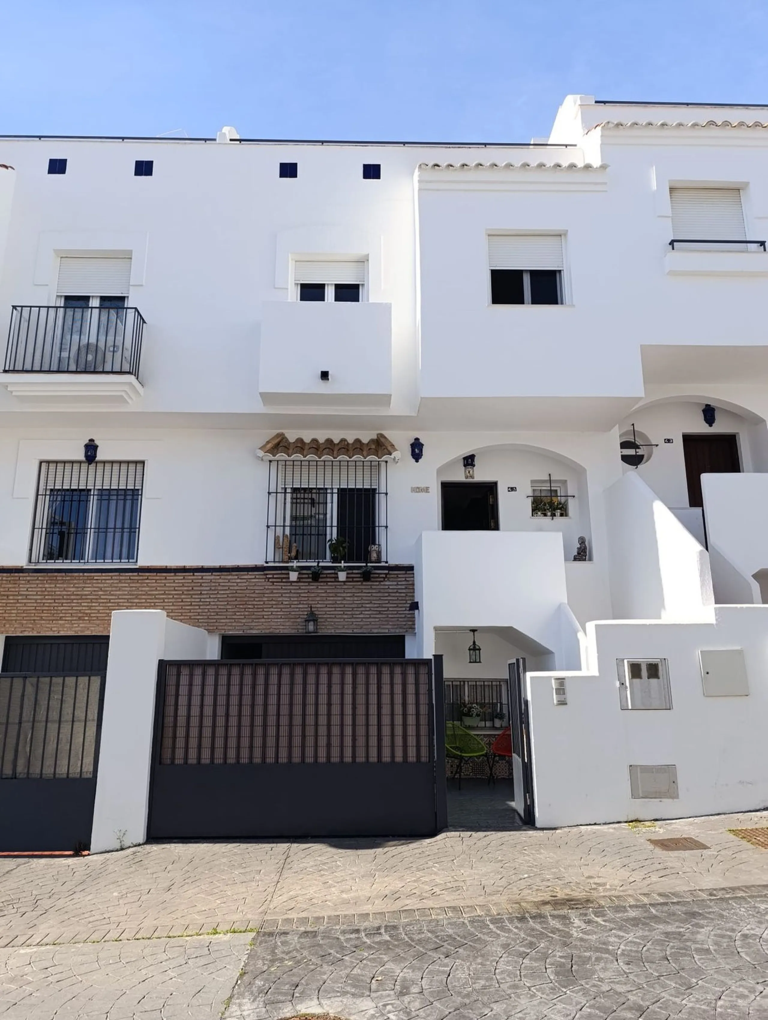 Beautiful townhouse, ideal for those seeking comfort, style, and an unbeatable location..