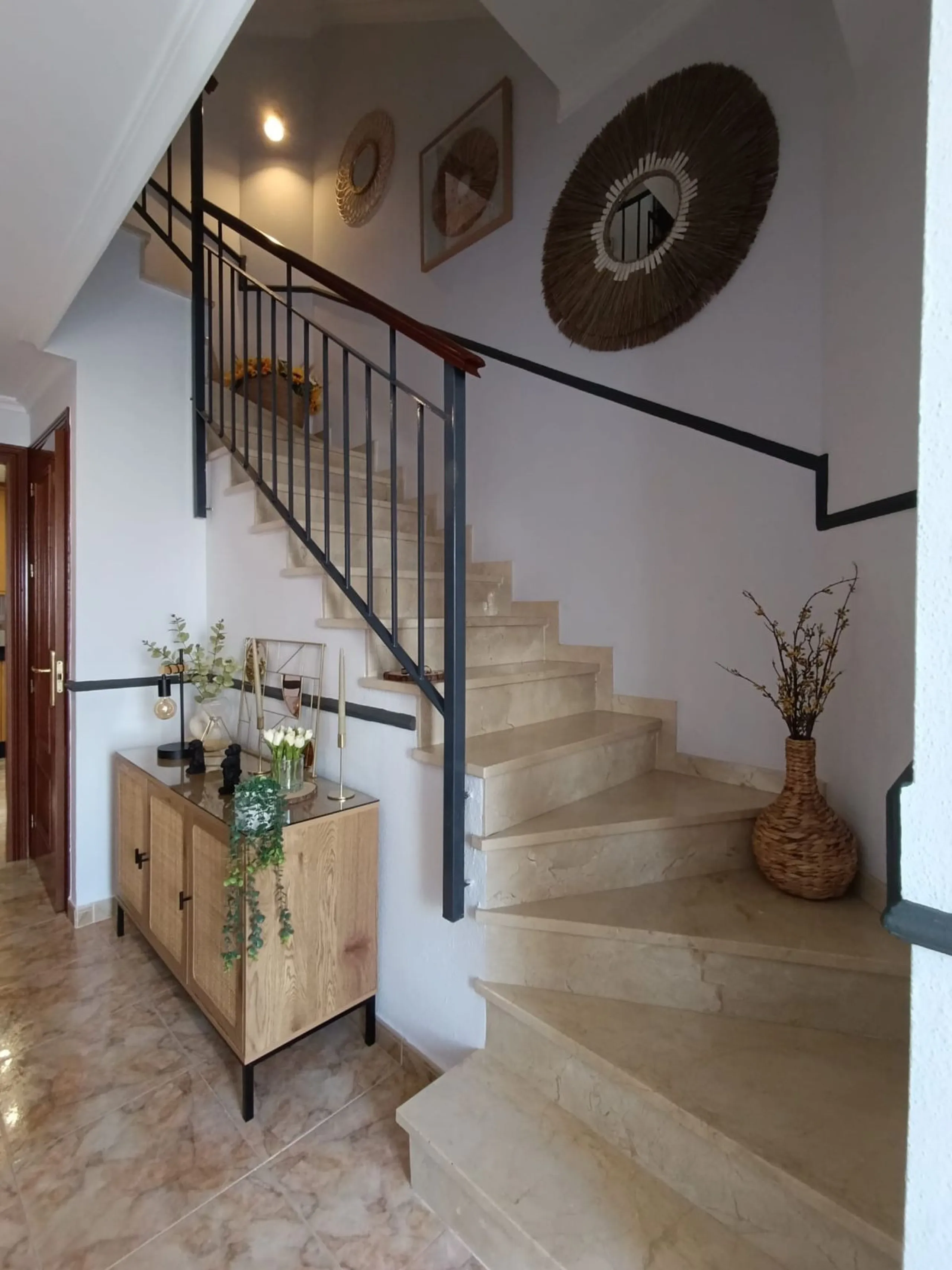 Beautiful townhouse, ideal for those seeking comfort, style, and an unbeatable location..